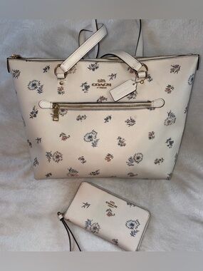 COACH Tote & Wallet Floral Matching Set!